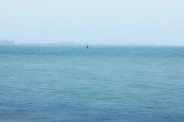 Sisli bir günde, Weymouth, Uk 'taki Sandsfoot Sahili' nde uzun pozlu bir deniz çekimi. — Stok fotoğraf