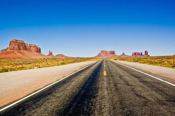 Estrada para o Vale do Monumento no Parque Tribal Navajo, EUA — Fotografia de Stock