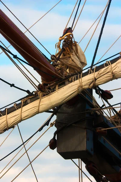 Egy Függőleges Felvétel Egy Régi Hajó Árbocáról Égbolttal Háttérben — Stock Fotó