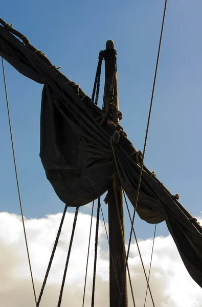 Egy Függőleges Felvétel Egy Hajó Sötét Árbocairól Égbolttal Háttérben — Stock Fotó