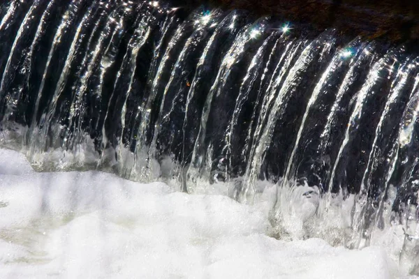 Primer Plano Del Agua Cristalina Que Vierte Arriba Abajo — Foto de Stock