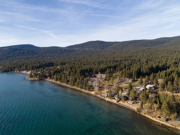 Tahoe Gölü Kıyısındaki Yeşil Ormanın Hava Görüntüsü — Stok fotoğraf