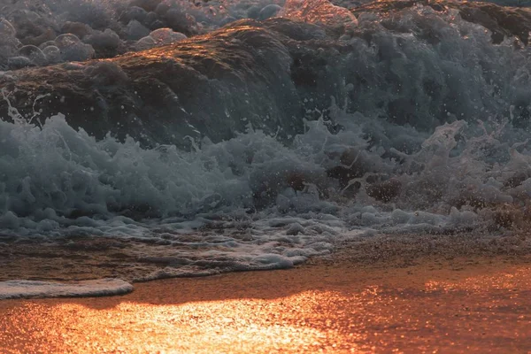 Hermoso paisaje de mar tormentoso con el reflejo de la puesta del sol - ideal para fondo o fondo de pantalla —  Fotos de Stock