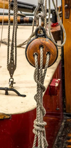 Disparo Vertical Una Polea Madera Con Cuerdas Atadas —  Fotos de Stock