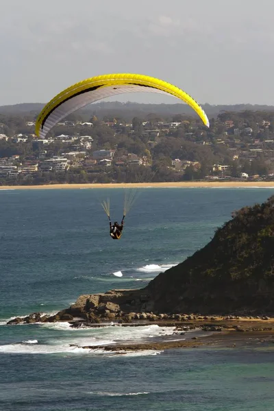 Verticaal schot van een parasailing over de oceaan — Stockfoto