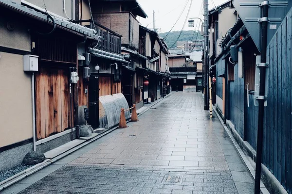 Empty pathway in the middle of buildings — ストック写真