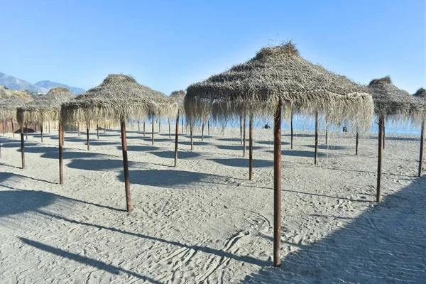 Scenario di una spiaggia sotto il cielo limpido in Burriana, Spagna — Foto Stock