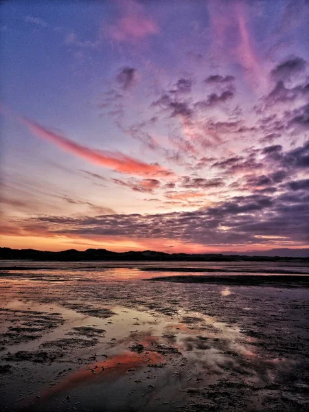 Vertical shot of the seashore under a beautiful sky — 스톡 사진