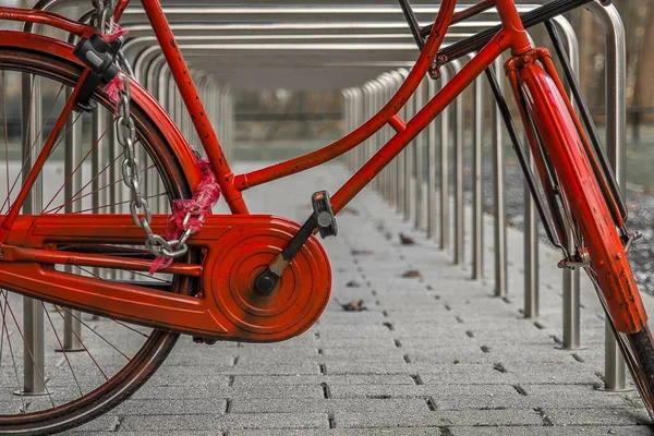 Ein Rotes Fahrrad Eine Metallstange Gelehnt Und Verriegelt — Stockfoto