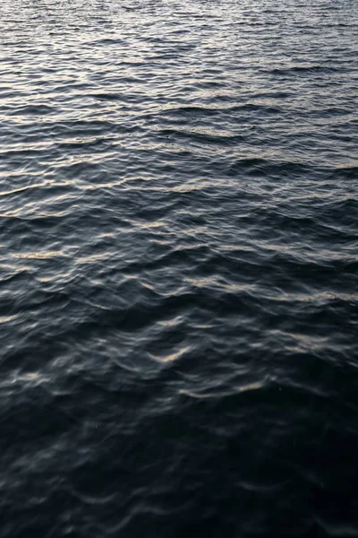 Eine Vertikale Aufnahme Des Reinen Dunklen Wassers Des Ozeans Perfekt — Stockfoto