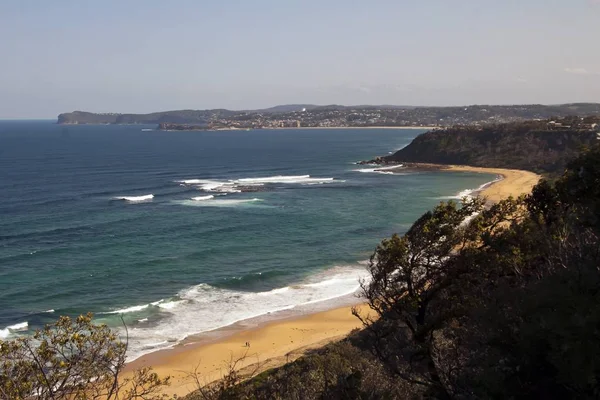 Tiro de ângulo alto da costa do oceano com uma pequena praia de areia — Fotografia de Stock