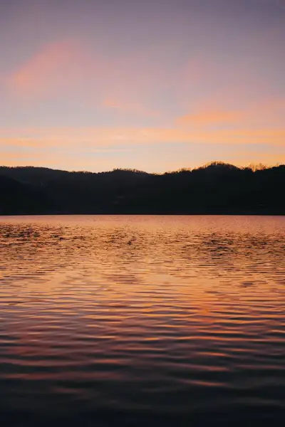 Vertikale Aufnahme der Landschaft eines atemberaubenden Sonnenuntergangs über dem ruhigen Meer — Stockfoto