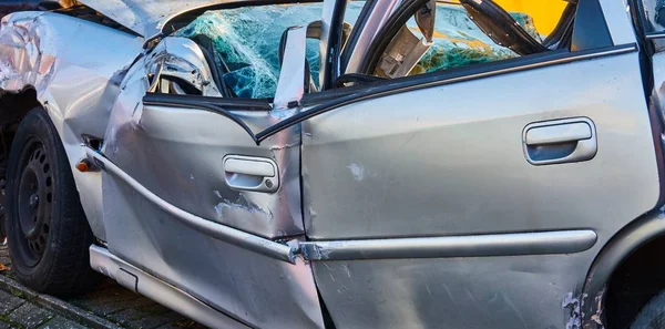 Tiro Perto Carro Abandonado Prata Quebrado — Fotografia de Stock