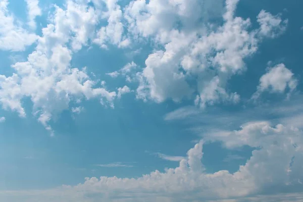 Hermosas nubes en el cielo - perfecto para un fondo fresco o fondo de pantalla — Foto de Stock