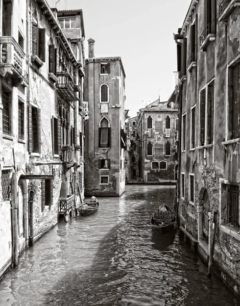 Vertical high angle greyscale shot of a Canal in the Historic District of Venice, Italy — ストック写真
