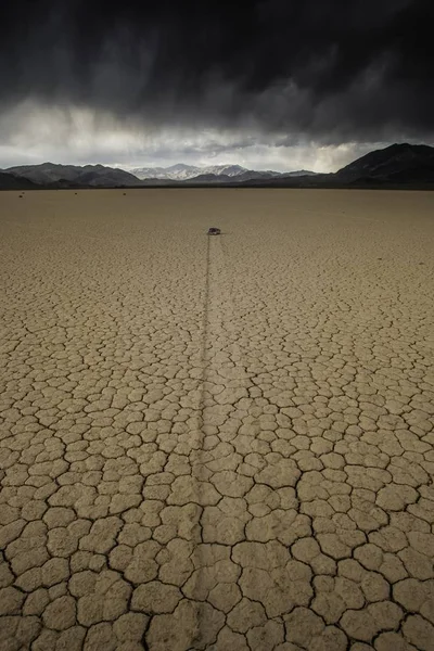 Tiro vertical de un desierto de arena rodeado de un paisaje montañoso —  Fotos de Stock