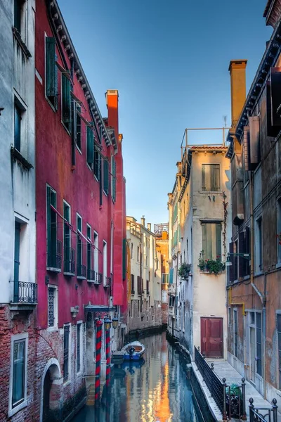 Brote Vertical Ángulo Alto Pequeño Canal Rodeado Edificios Venecia Italia — Foto de Stock