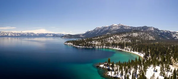 Panoramaaufnahme der Hügel und des Waldes rund um den See Tahoe im Winter — Stockfoto