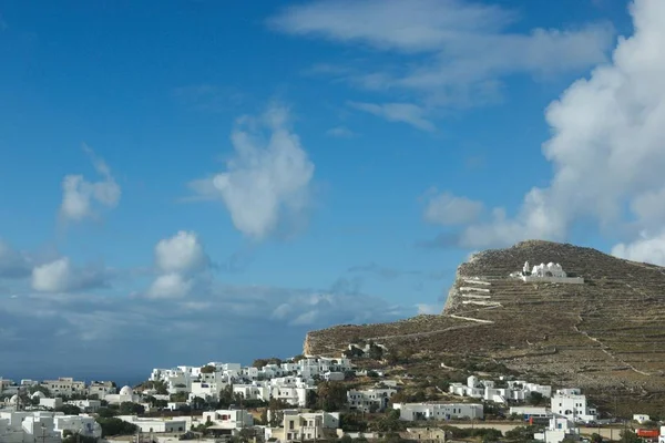 Cenário de um mosteiro velho sob o céu claro na ilha grega de Folegandros — Fotografia de Stock