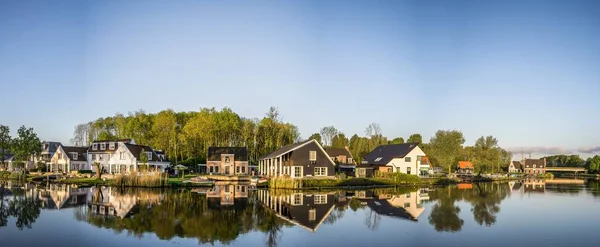 Een Panoramisch Beeld Van Huizen Aan Het Water Met Een — Stockfoto