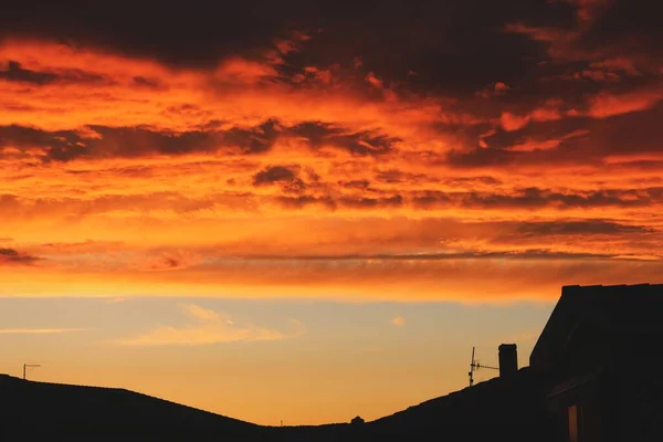 Nuvens Douradas Durante Pôr Sol Sobre Silhuetas Casas San Teodoro — Fotografia de Stock