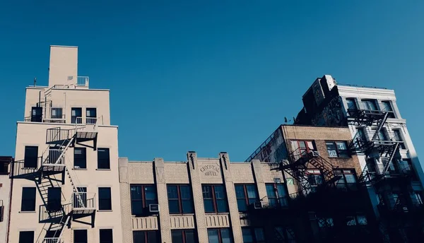 Een Breed Shot Van Appartementen Met Brandtrap Een Blauwe Lucht — Stockfoto