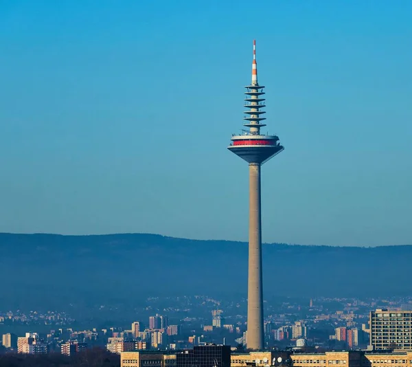 Fotografia de alto ângulo da paisagem urbana sob o céu limpo em Frankfurt, Alemanha — Fotografia de Stock