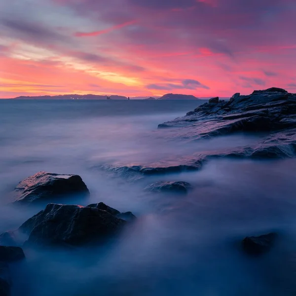 Kaya oluşumları üzerinde nefes kesici renkli bir günbatımı manzarası — Stok fotoğraf