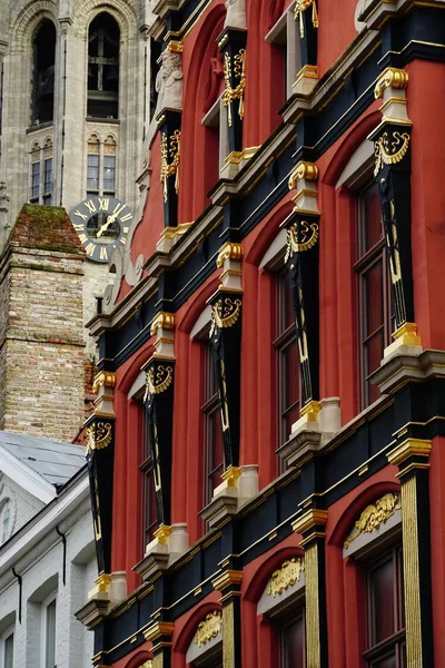 Scatto verticale di un'interessante e unica facciata rossa di un edificio nel centro storico di Bruges, Belgio — Foto Stock