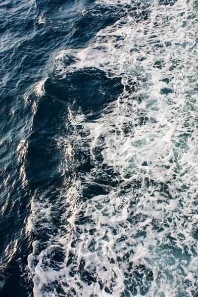 Les vagues de la mer sous la lumière du soleil pendant la journée - une image fraîche pour l'arrière-plan et les papiers peints — Photo