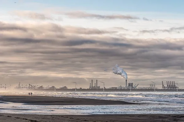 Krásný Záběr Moře Větrnými Mlýny Továrnou Dálce Pod Zataženou Oblohou — Stock fotografie