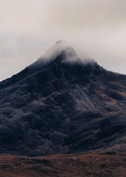 Disparo Vertical Una Montaña Cubierta Por Una Nube Niebla Escocia —  Fotos de Stock