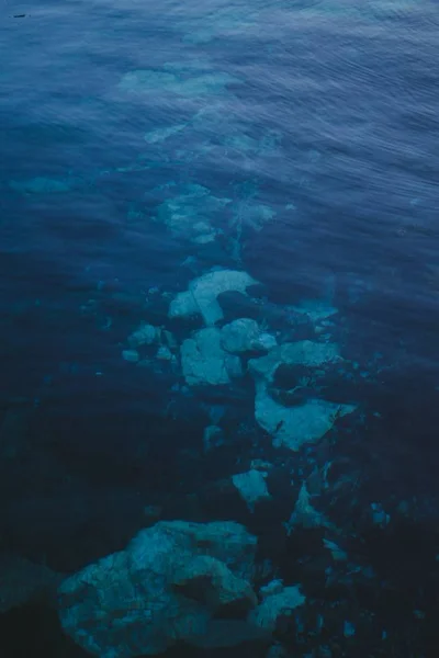 Verticale hoge hoek schot van het heldere oppervlak van het water — Stockfoto