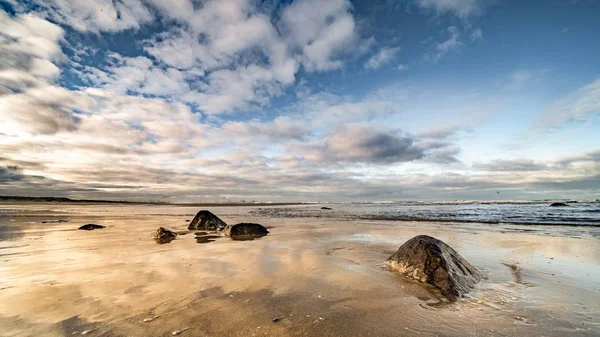 Schöne Aufnahme der Küste mit Felsen unter blauem bewölkten Himmel — Stockfoto