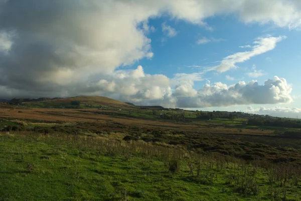 Scenery of hills covered in greenery under the cloudy sky in North Wales — Stock Photo, Image