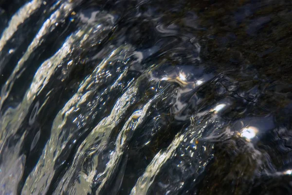 Eine Nahaufnahme Des Kristallwassers Das Von Oben Nach Unten Strömt — Stockfoto