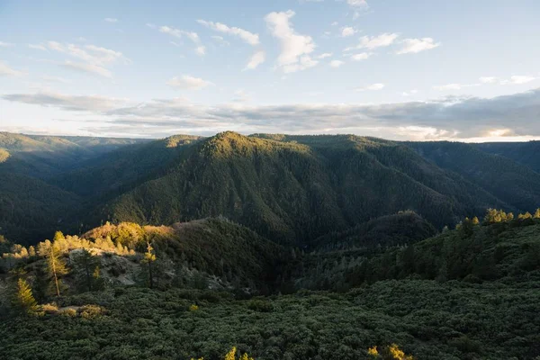 Vue en grand angle d'un paysage montagneux vert au lever du soleil — Photo