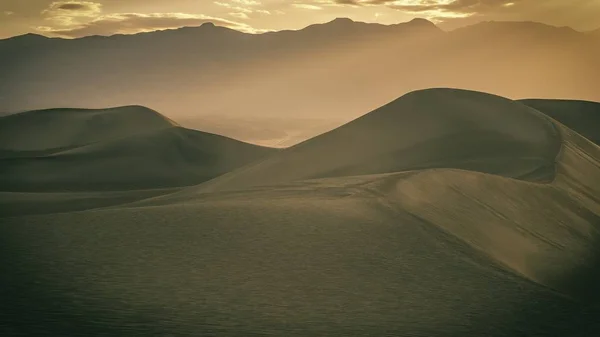 Impresionante puesta de sol sobre un paisaje desierto en el cañón — Foto de Stock
