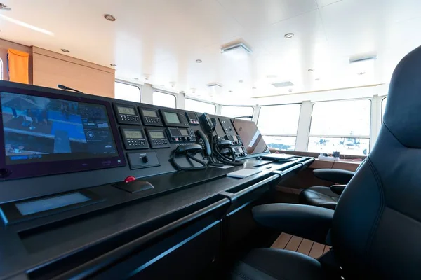 Промежуточный снимок комнаты управления яхтой — стоковое фото