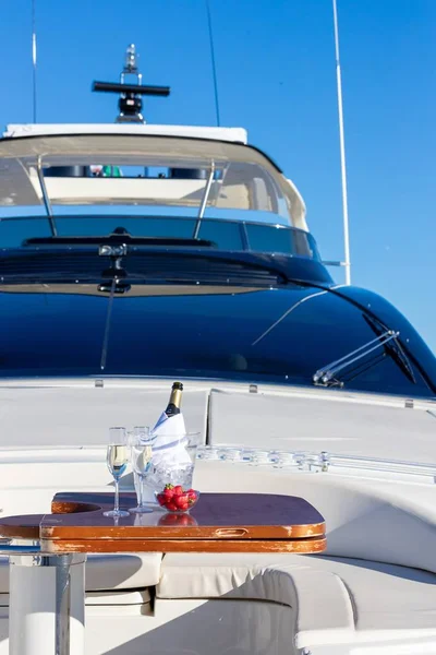 Vertikalt skott av champagne på bordet på båten — Stockfoto