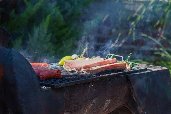 烤架上的肉类和蔬菜排骨 — 图库照片