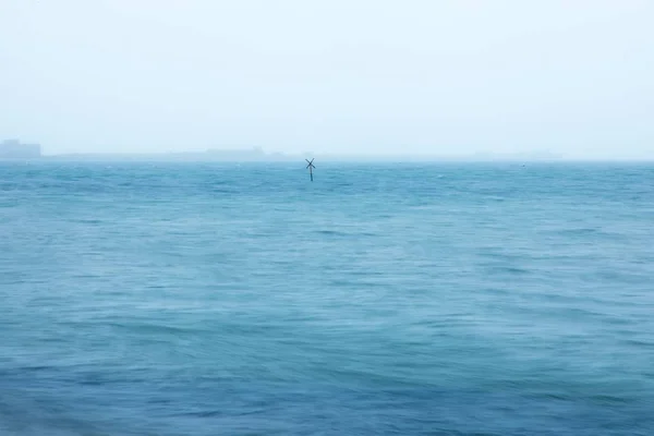 Lunga esposizione colpo di mare alla spiaggia Sandsfoot, Weymouth, Regno Unito in una giornata nebbiosa — Foto Stock