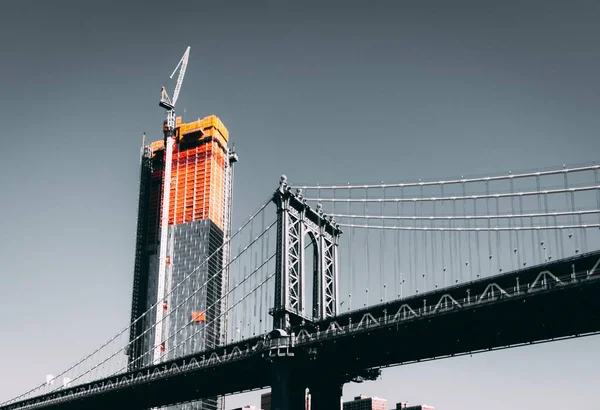 Baixo ângulo da famosa Brooklyn Bridge em Nova York, EUA — Fotografia de Stock