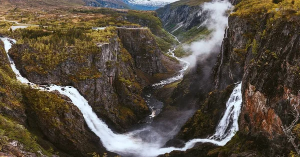 Foto aérea de las hermosas cascadas sobre las montañas capturadas en Noruega — Foto de Stock