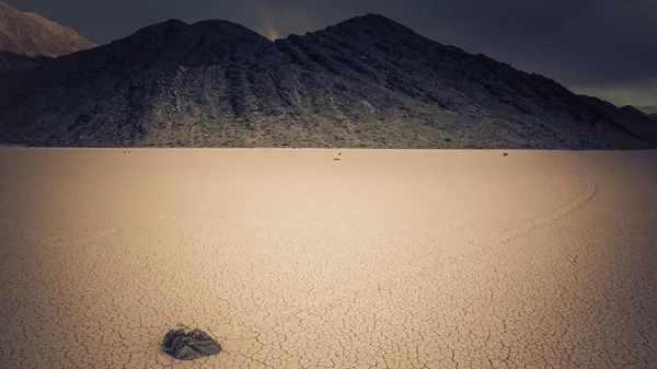 Paisaje de una tierra desierta de arena en la formación de rocas en el cañón —  Fotos de Stock