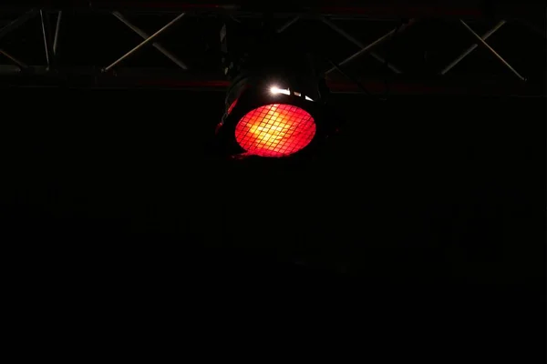 Düşük açılı kırmızı ışık karanlık bir odaya düşüyor. — Stok fotoğraf