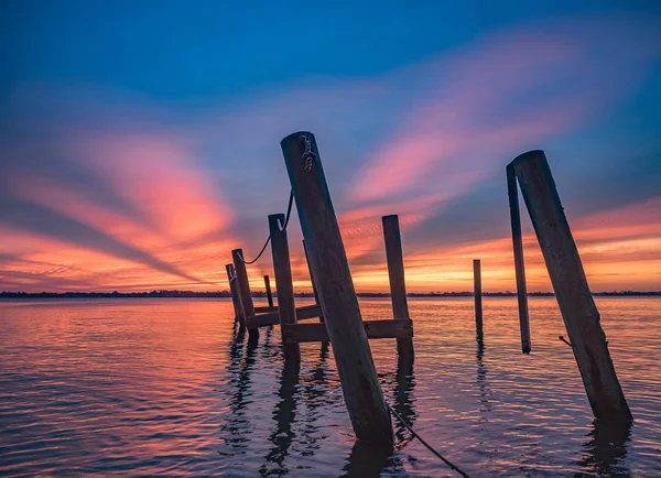 Landschaft eines atemberaubenden Sonnenuntergangs am Strand in Ostflorida — Stockfoto