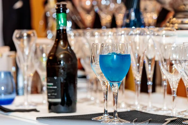 Крупный план синего коктейля почти пустых стаканов — стоковое фото