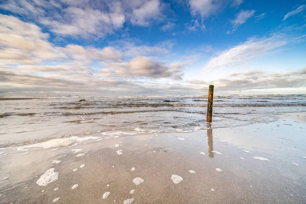 Beau Cliché Mer Qui Monte Sur Rivage Sous Ciel Nuageux — Photo