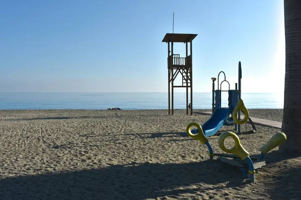 Parco giochi sulla spiaggia di Burriana per intrattenere i bambini in una bella giornata al mare in Spagna — Foto Stock